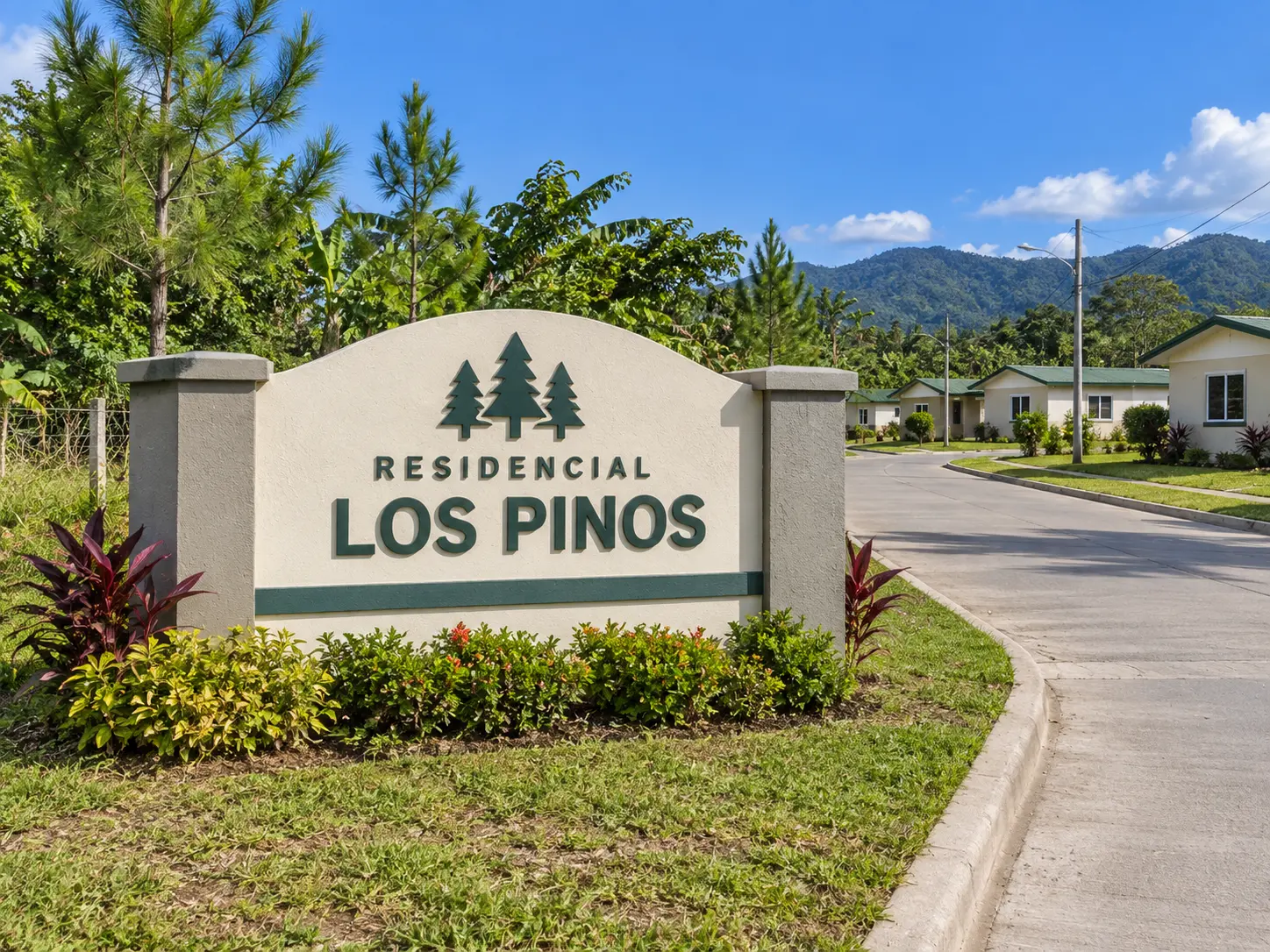 Entrada principal de Residencial Los Pinos rodeada de vegetación